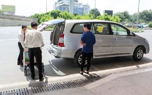 taxi kiến tường